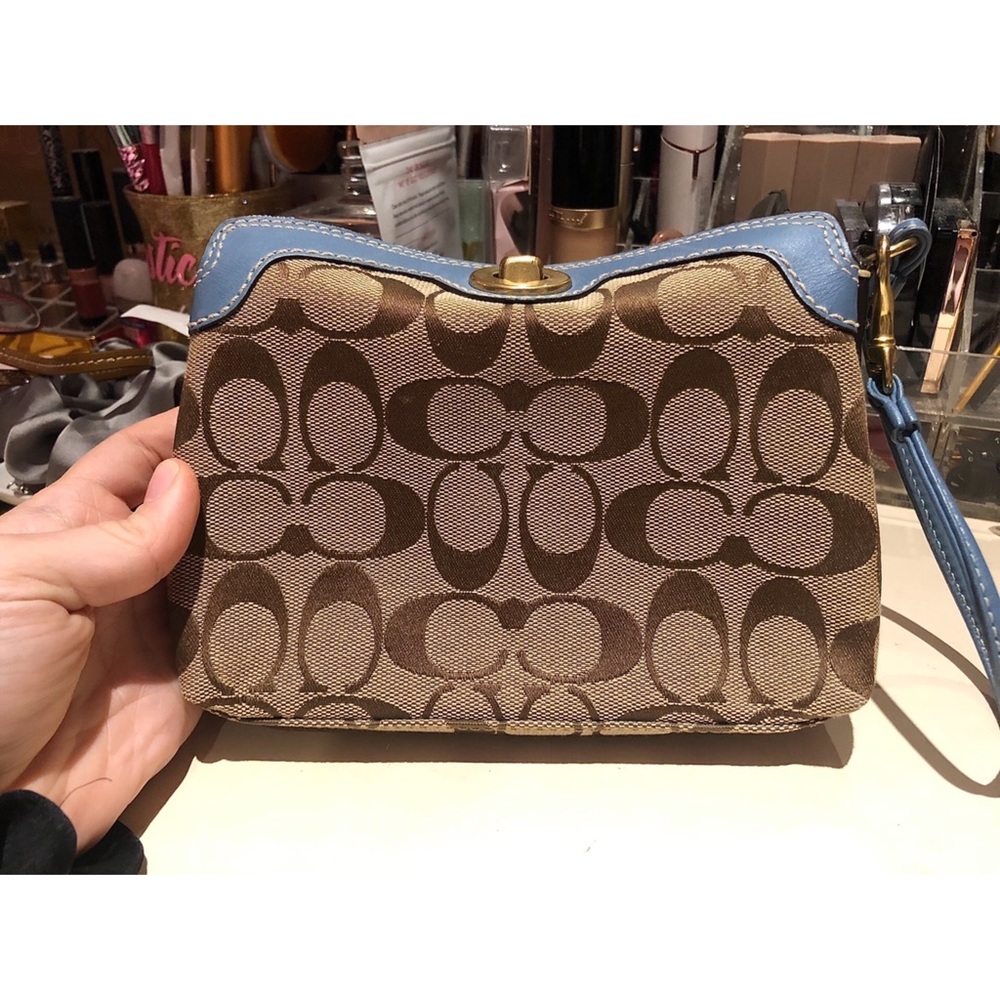 ✨Coach Wristlet✨